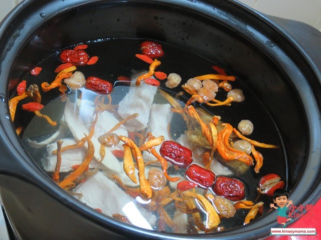 湯水分享:煲內放約2.5L水,然後加入所有材料(雞腳除外)~