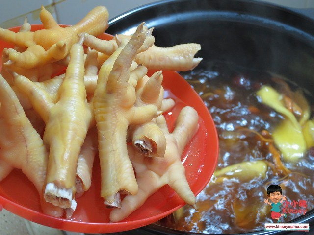 湯水分享:然後就加入雞腳~