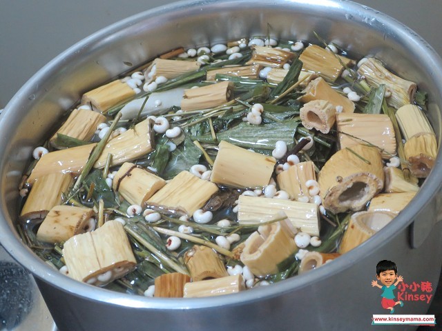 湯水分享:煲內放大約1.5L水,然後所有材料(冰糖除外)~