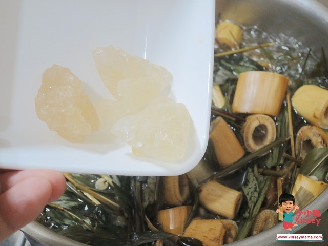 湯水分享:然後加入適量冰糖,轉用慢火加蓋煲1小時~