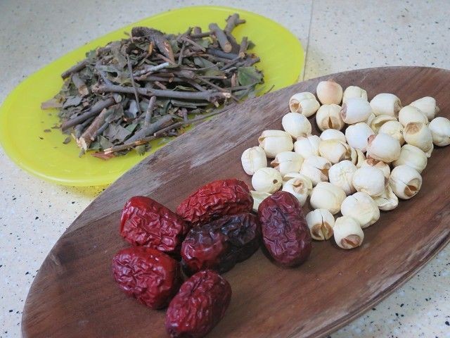 湯水分享:材料有桑寄生約半飯碗匙、蓮子兩湯匙水、紅棗六粒及水1公升