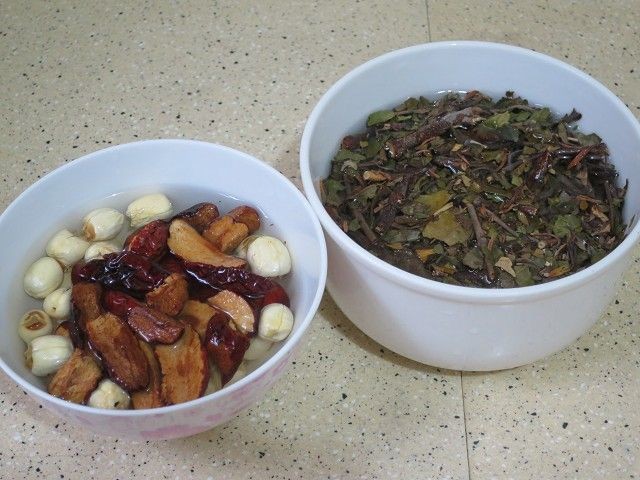 湯水分享:先將紅棗切片去核,連同桑寄生及蓮子一齊洗乾淨,然後瀝乾水份備用~