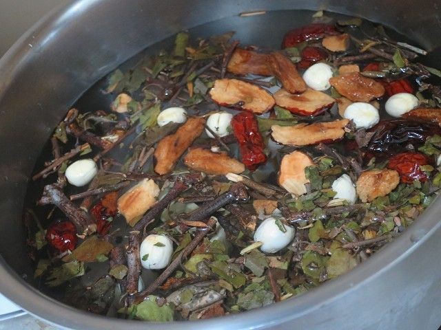 湯水分享:鍋內放至1公升水,然後將所有材料加入放入,然後開爐火~