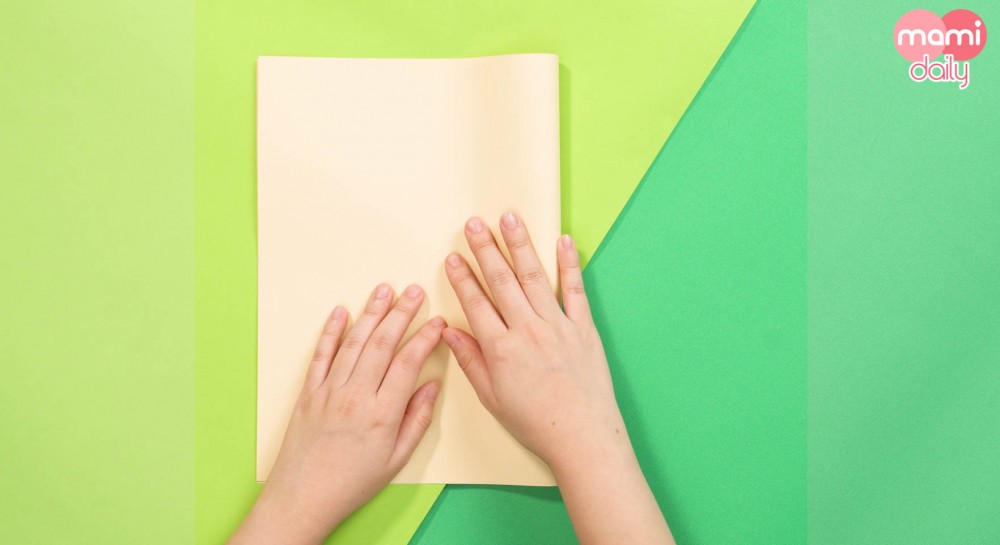 先把肉色畫紙對摺