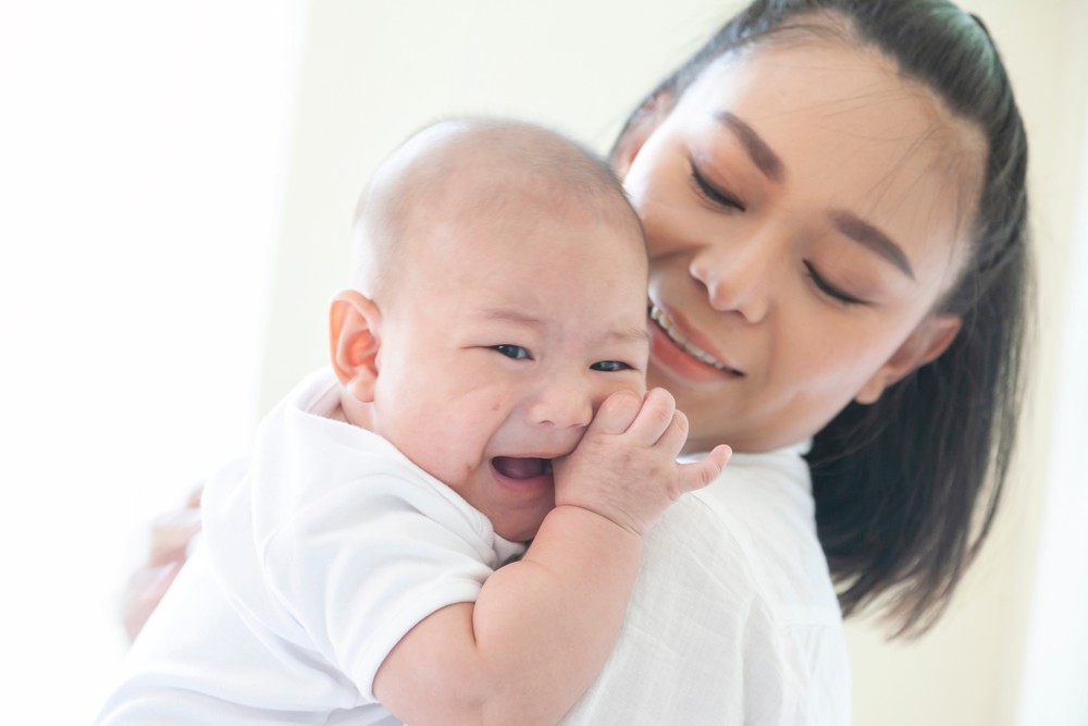 最好媽媽去哪兒都帶上自己，寶寶便安心黏著媽媽了。