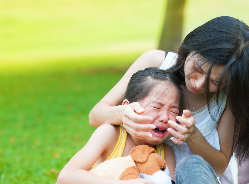 女童被公園小霸王欺負,在媽媽懷中大哭。