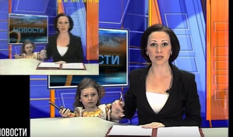 她的女兒突然進入了電視畫面,Anna嘗試把4歲的囡囡推開