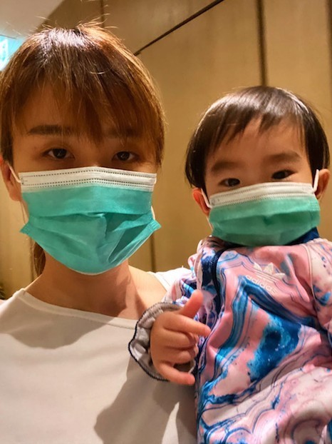 歌手陳柏宇同老婆符曉薇(Leanne)帶同愛女出街時,Abigail竟然很合作戴上口罩