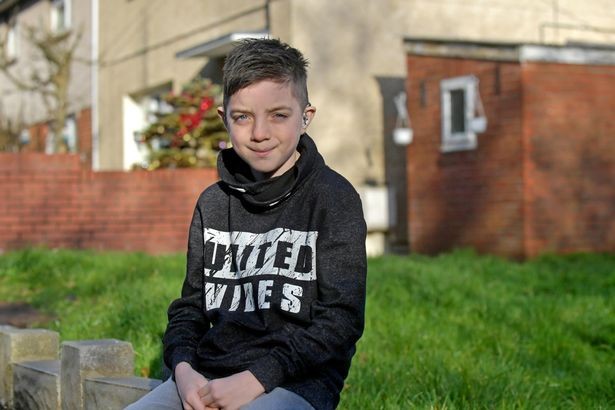 部份失聰的他需要帶著耳機生活