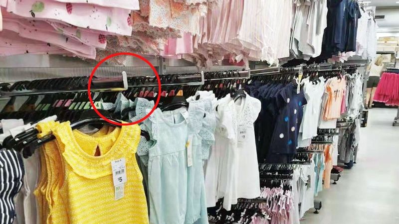 6歲女童超市取衣服失平衡 掛鈎插中右眼 扯甩眼皮險失明