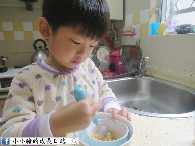 新年食譜:用熱水坐熱,慢慢攪到變成魚膠液~