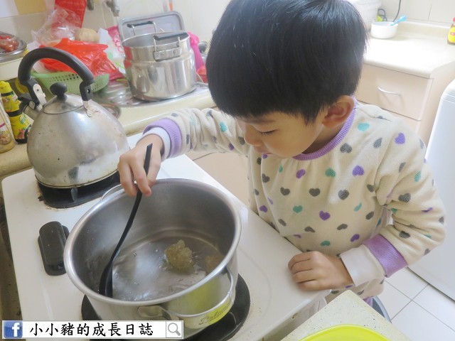 新年食譜:將350ML嘅水同冰糖放入煲內煮滾~