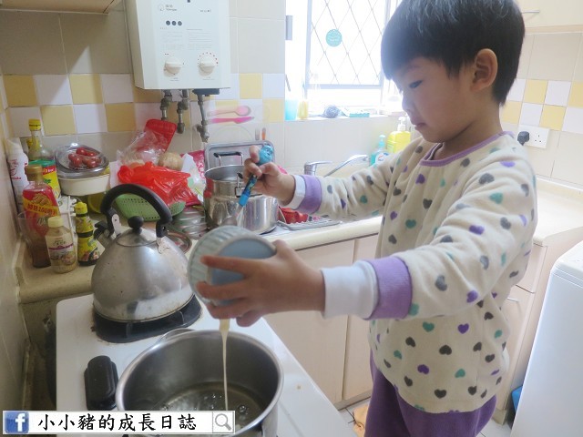 新年食譜:待冰糖完全溶解後熄火,再將魚膠液及3/4茶匙嘅桂花糖加入,然後慢慢攪勻~