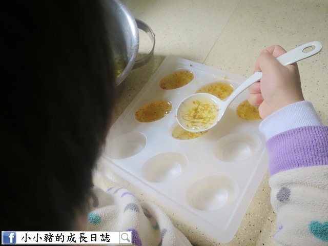 新年食譜:攪拌好後就可以倒入模具內~