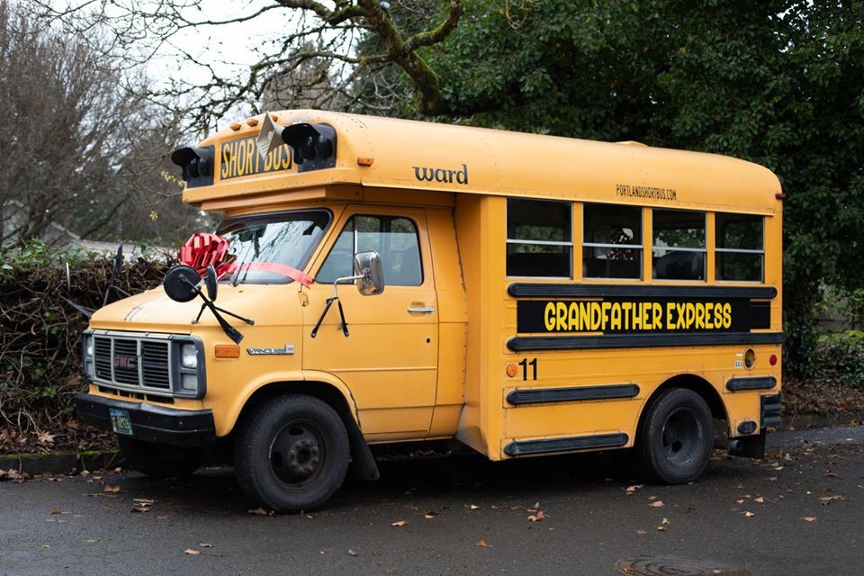 親自為它裝飾,車身還貼著「Grandfather Express」