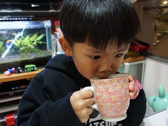 湯水食譜:由於棗類本身都有甜味,所以完全唔洗再加糖都夠甜了。不過….小小豬一見到杯烏卒卒嘅飲品,佢都已經十萬個不願意,最後好慘情地先飲左一杯~