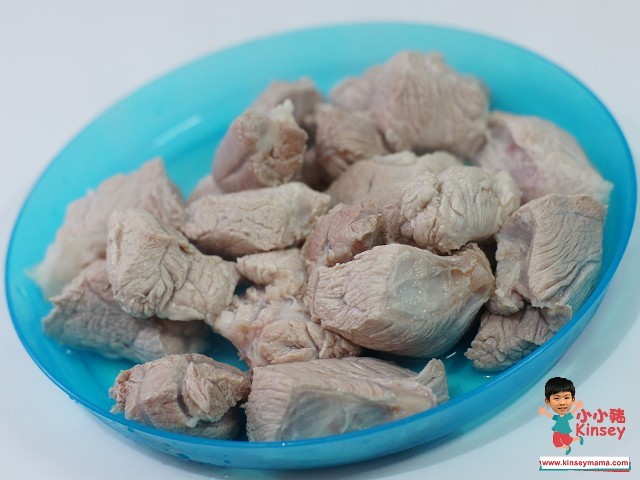 湯水食譜:豬腱切塊後汆水備用~