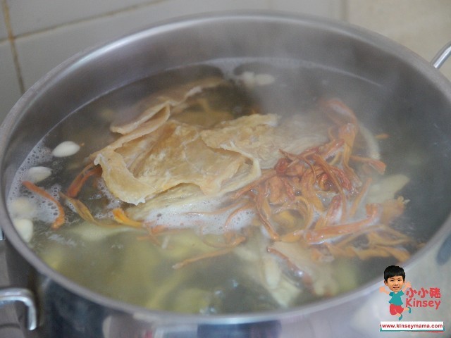 湯水食譜：待滾起後，加入所有材料~