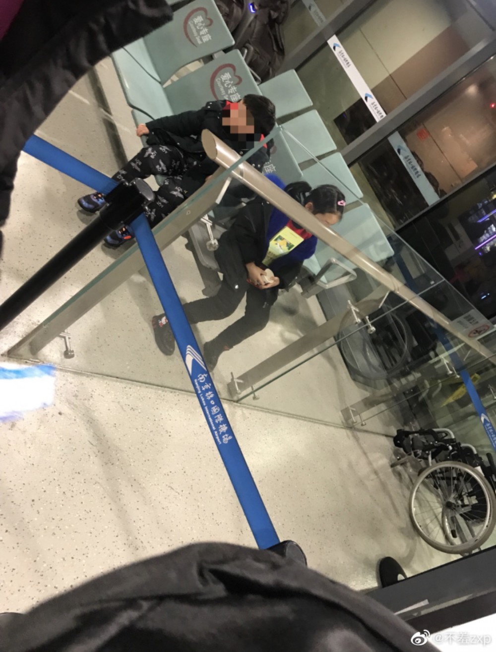 其中一名子女因發燒而被拒絕登機