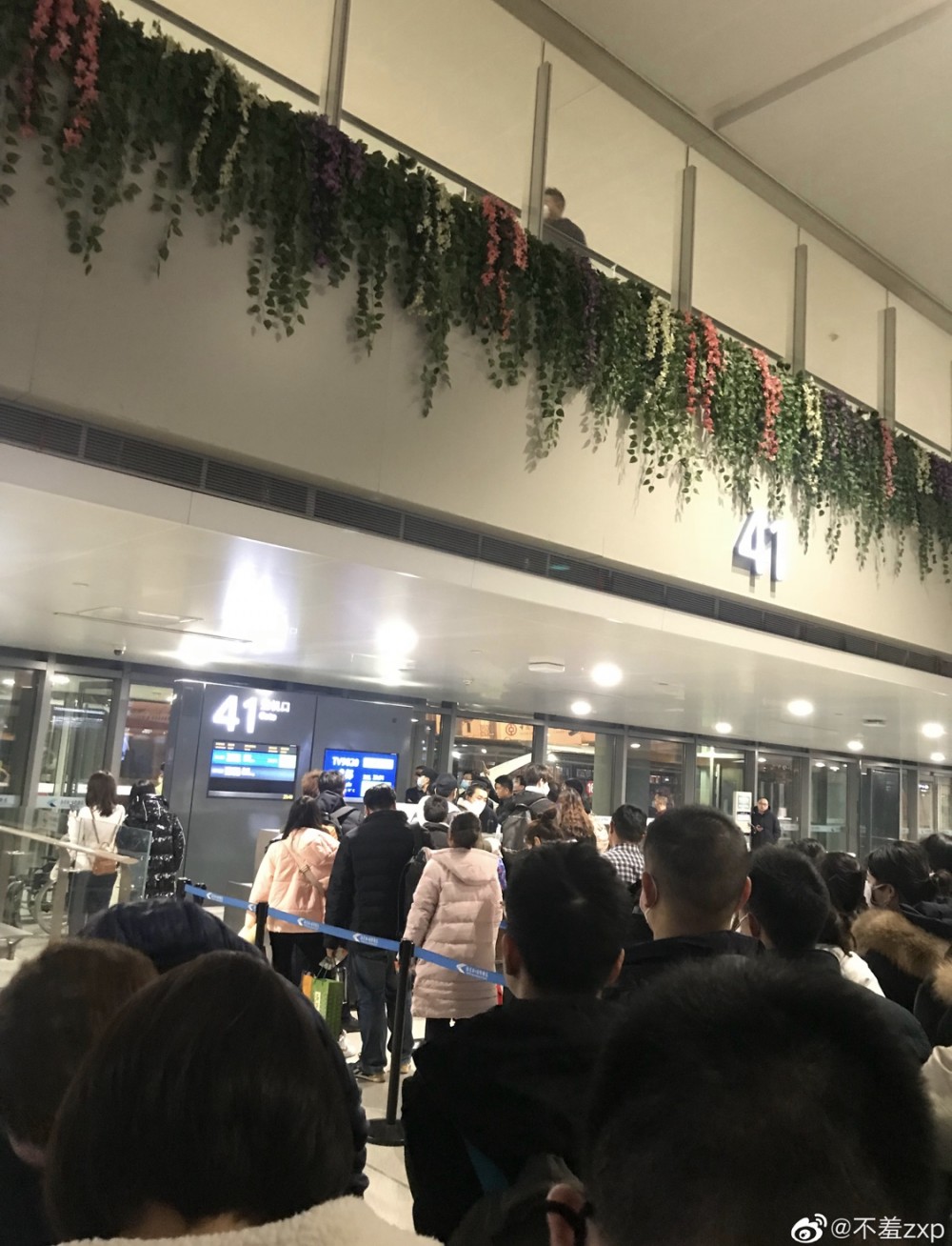 在南京機場遇到一名小孩因發燒未能登機，結果被父母直接遺留在機場，自行登機