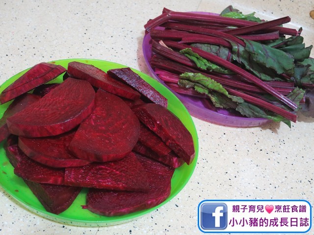 湯水食譜：先將紅菜頭洗淨，然後去皮及切片。佢嘅莖葉都好有用，所以洗淨切段後加埋入去一齊煲呀~ 