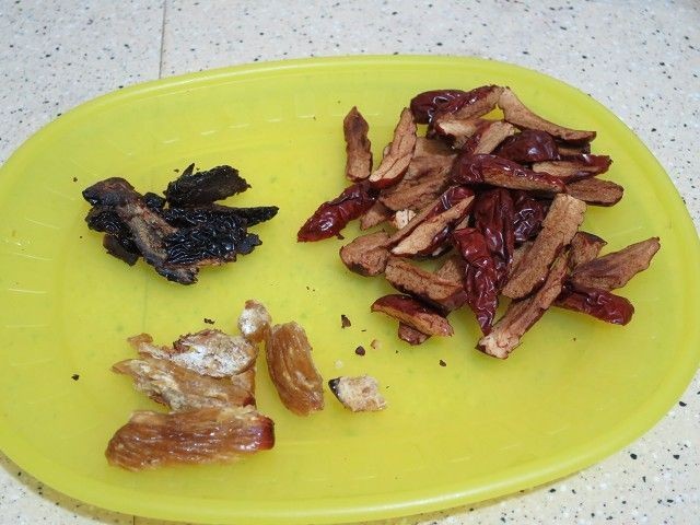 湯水食譜:將紅棗及南棗去核之後切絲,蜜棗就切開數片~