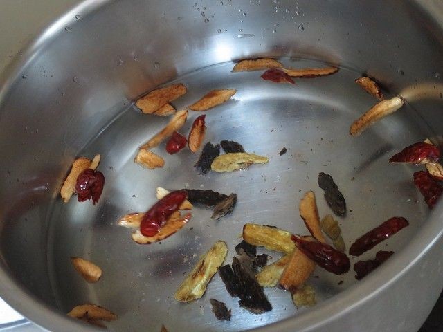 湯水食譜:將全部材料連3碗水放入煲內~