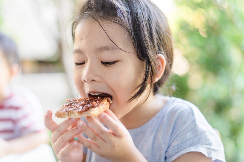 為了防孩子進食時噎親,都習慣將食物剪碎
