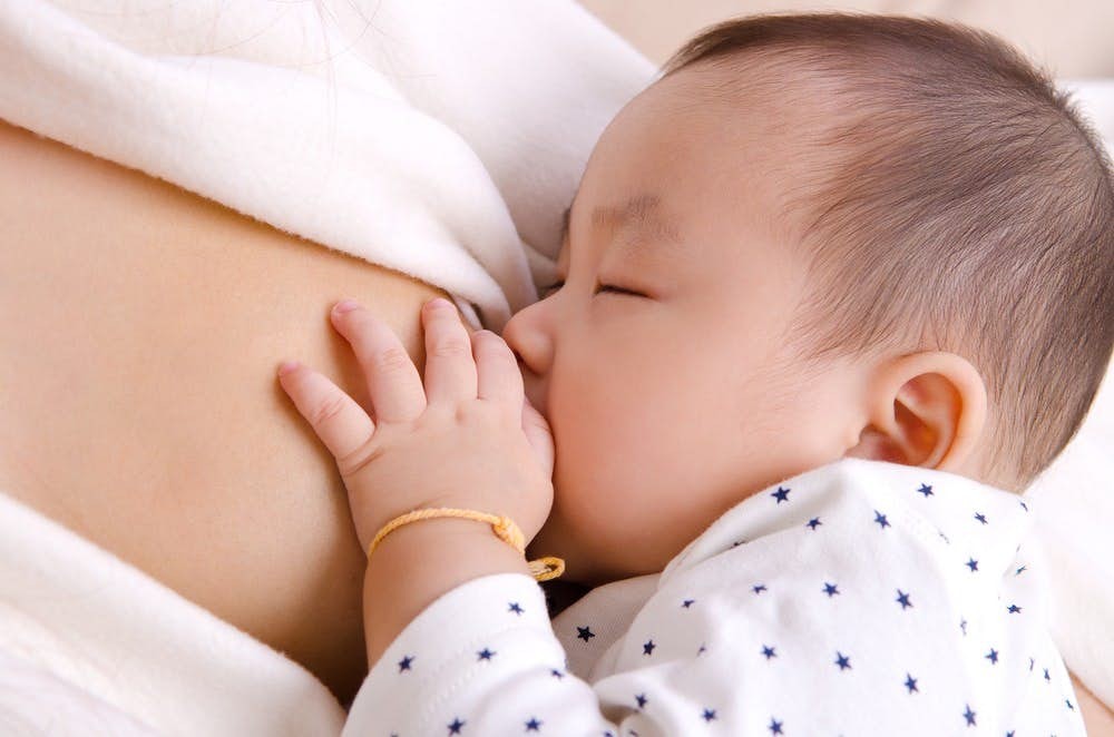 【餵母乳】政府擬修例 保障餵哺母乳女士免受騷擾