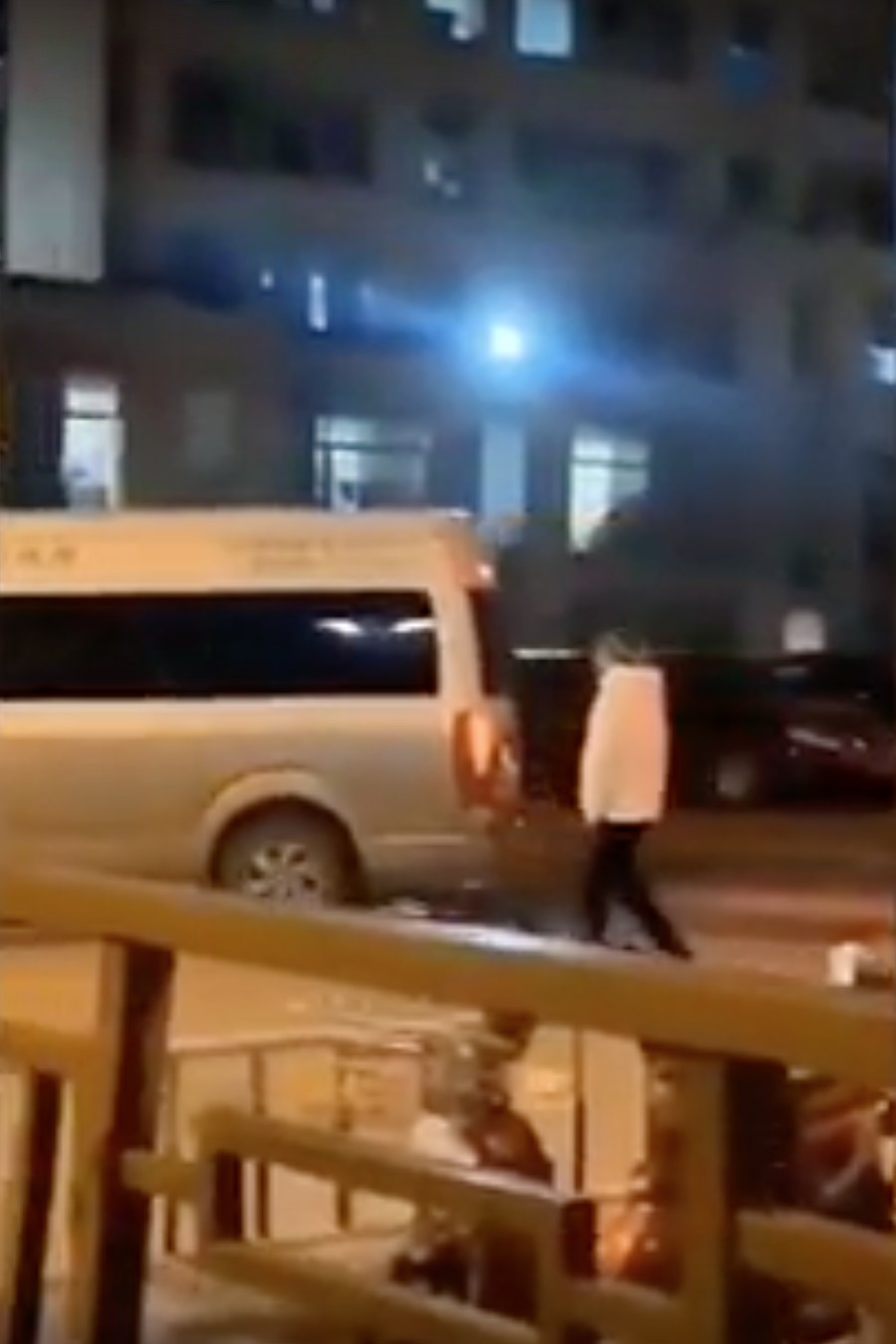 【武漢肺炎】 女兒緊追靈車哭喊「媽媽!」