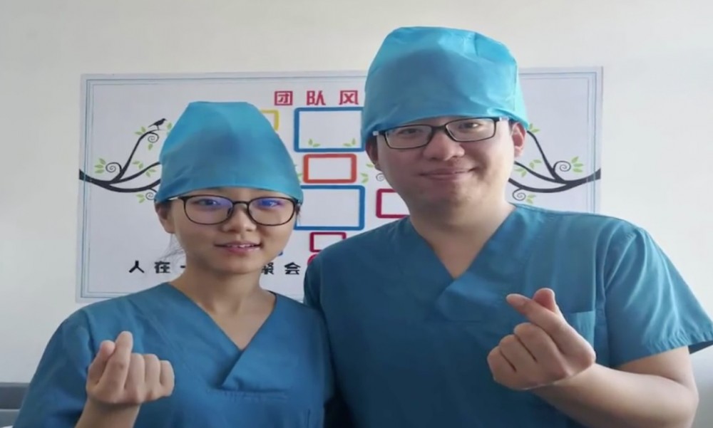 【武漢肺炎】90後「夫妻檔」上前線 每日互相檢查防護裝備 忙到老婆都唔記得!