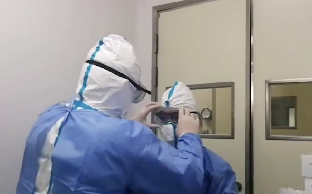 【武漢肺炎】互相幫忙整理防護衣物