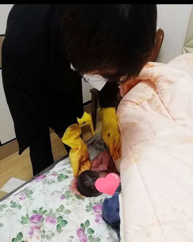 生仔：男嬰當時仍在馬桶內