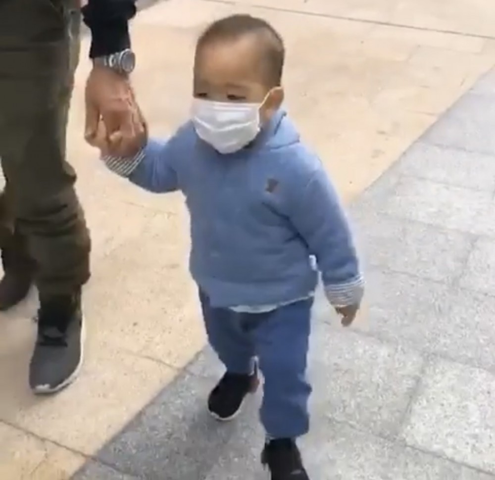 口罩兩面都是白色,所以大頭蝦搞錯了,下次會記著摺痕要向下才對