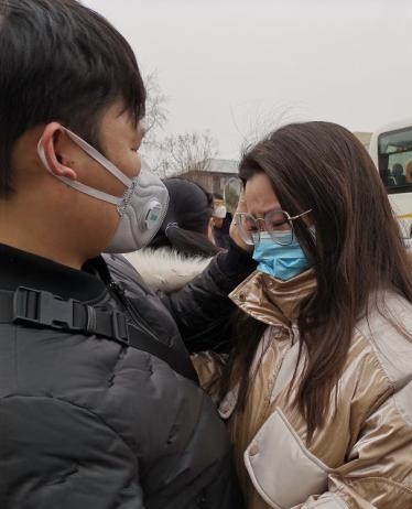 武漢肺炎持續蔓延,除了物資要不斷補充外,更需要大量醫護人員人手協助照顧病患。