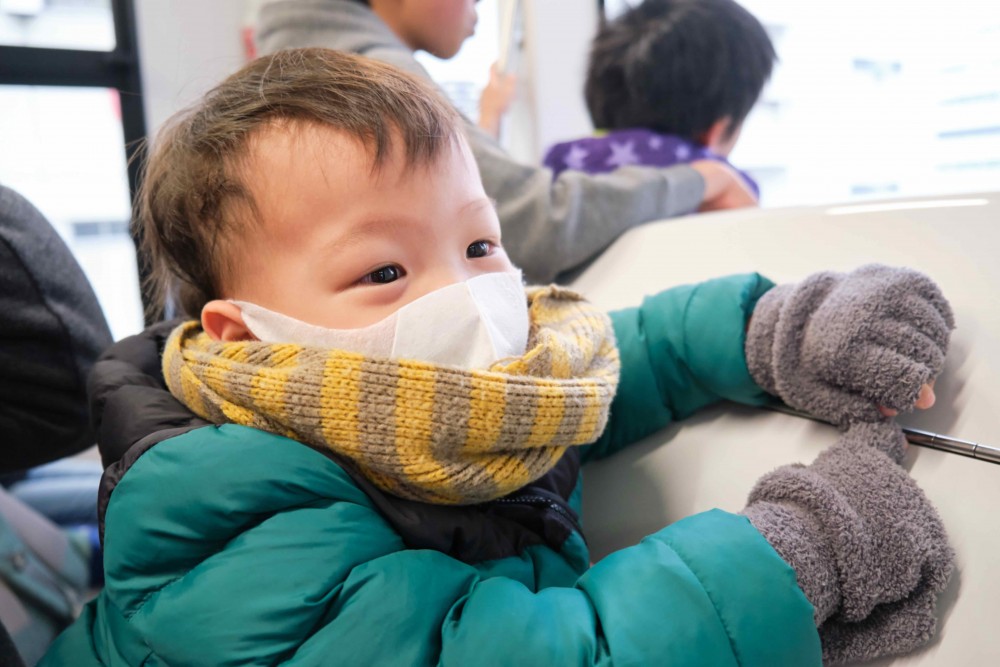 【武漢肺炎】1歲或以下BB戴口罩有危機 家長要時刻保持警惕!