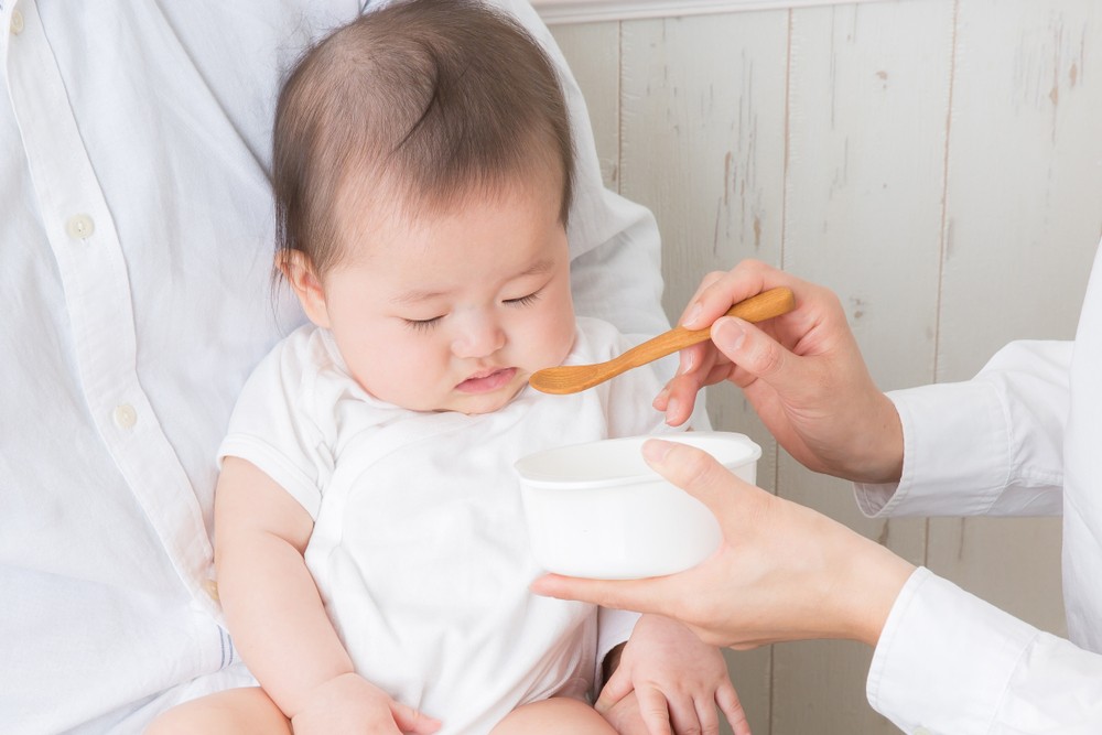 有時孩子不聽話時,家長可能會以食物引誘他們完成某些事情