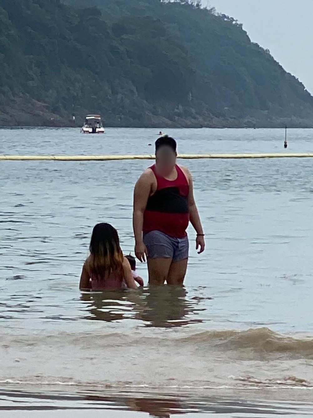 日前有網民於社交網站專頁投稿指,在清水灣沙灘目睹一對父母帶同約3個月大的嬰兒去浸水,更表示嬰兒疑似凍到無反應,引起不少網民迴響。