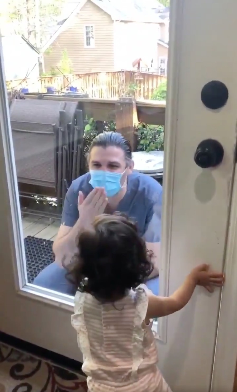 一名醫生爸爸站在家門前，隔著玻璃與女兒飛吻，女兒想開門迎接爸爸不果，於是哭了起來，令人非常心酸。