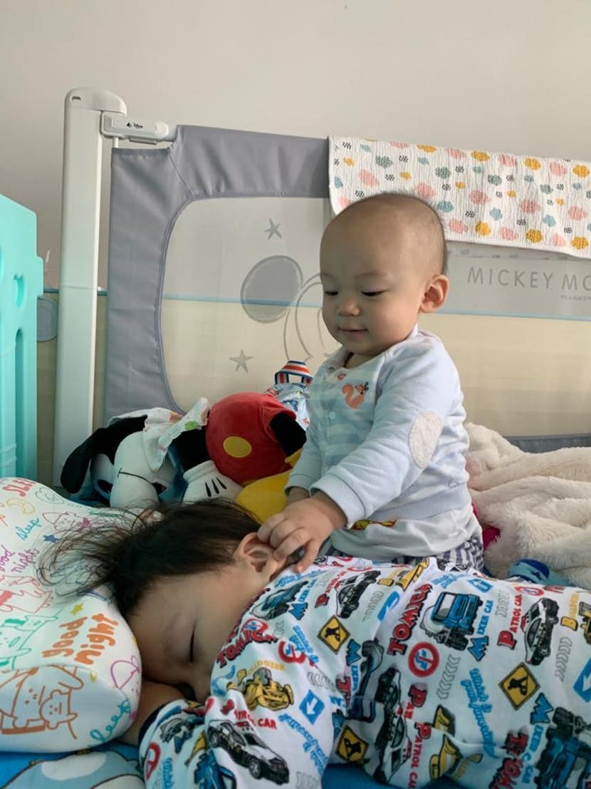 1585695079994two kids