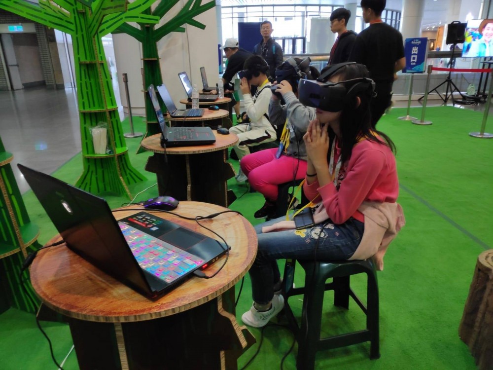 掌握資訊科技的技巧外,學生更會應用於不同學科。