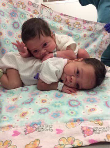 美國一對夫婦因受到疫情的影響，已經5個星期未能前往醫院，探望其早產雙胞胎女兒。