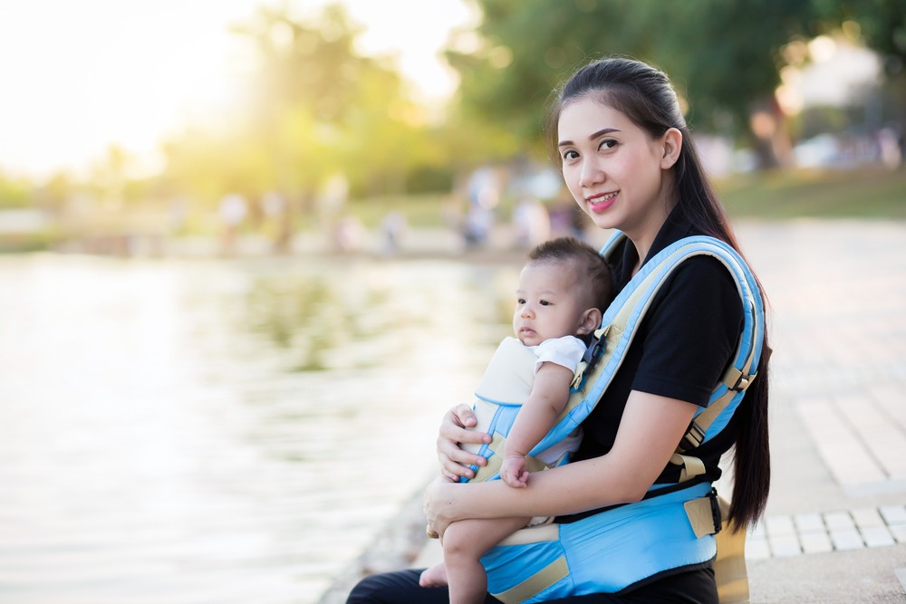 除了嬰兒車,有些父母亦會用到嬰兒揹帶,即是「孭帶」,以便照顧和帶寶寶外出。