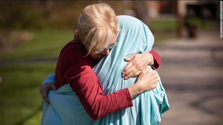 美國一名母親想給任職護士的女兒一個擁抱，但女兒卻擔心母親被感染。後來母親靈機一觸，拿了一張床單蓋在女兒身上，兩人來了一個深深擁抱，場面溫馨又感人。
