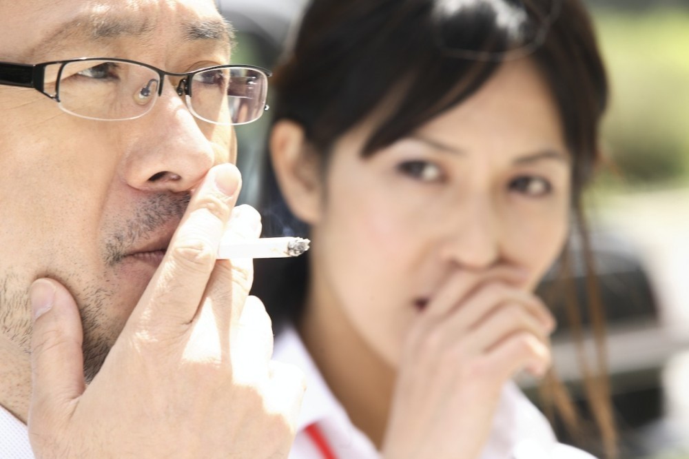 台灣一名女兒為勸吸煙多年的爸爸戒煙,使出「奇招」。她在爸爸每支煙及煙盒上寫滿字句,搞笑又有愛,獲網民大讚。