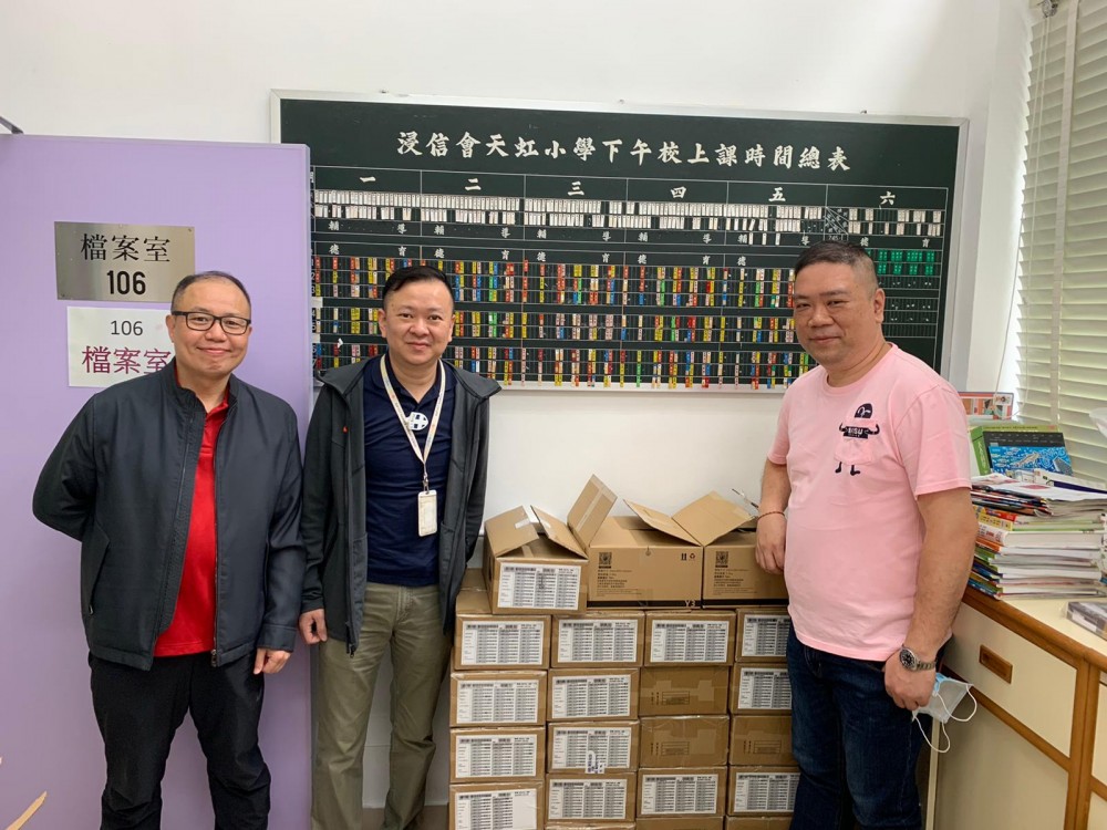 馮校長（中）與不同界別熱心人士合力籌集逾千隻WIFI蛋。