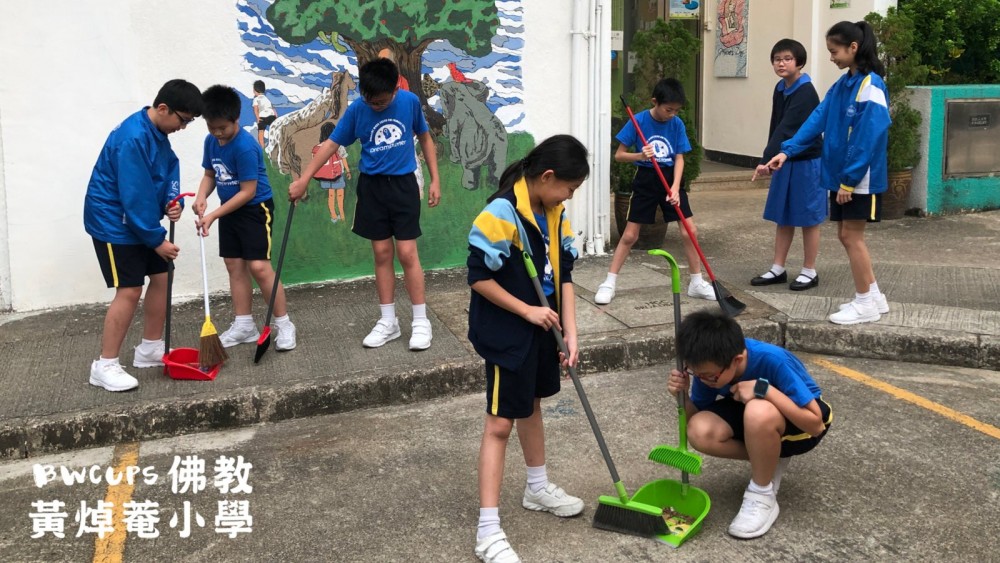 組員們合力清潔街道衛生。