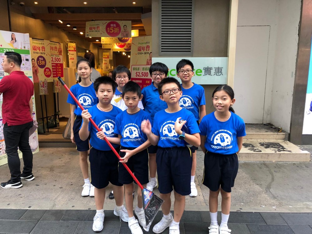 佛教黃焯菴小學的 DreamStarter小組體驗清道夫的辛勞。