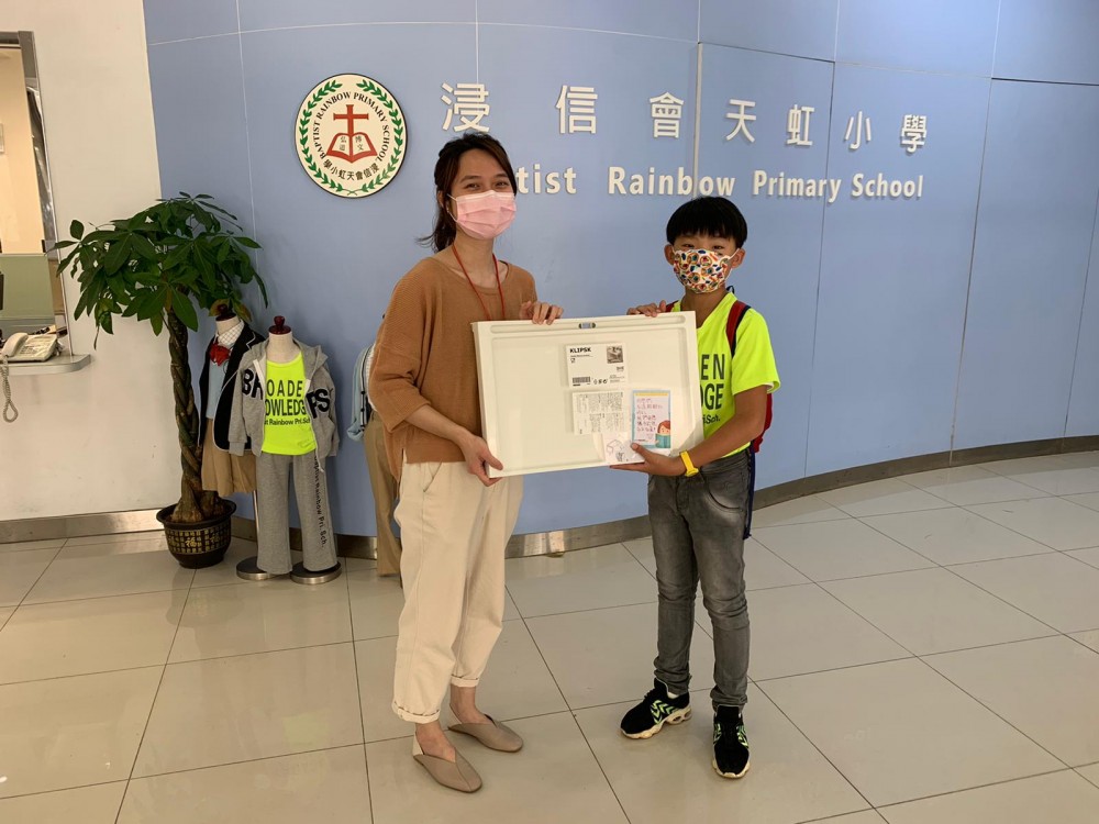 校門口借WIFI的天虹小學小六生接過有心人捐贈的WIFI蛋。