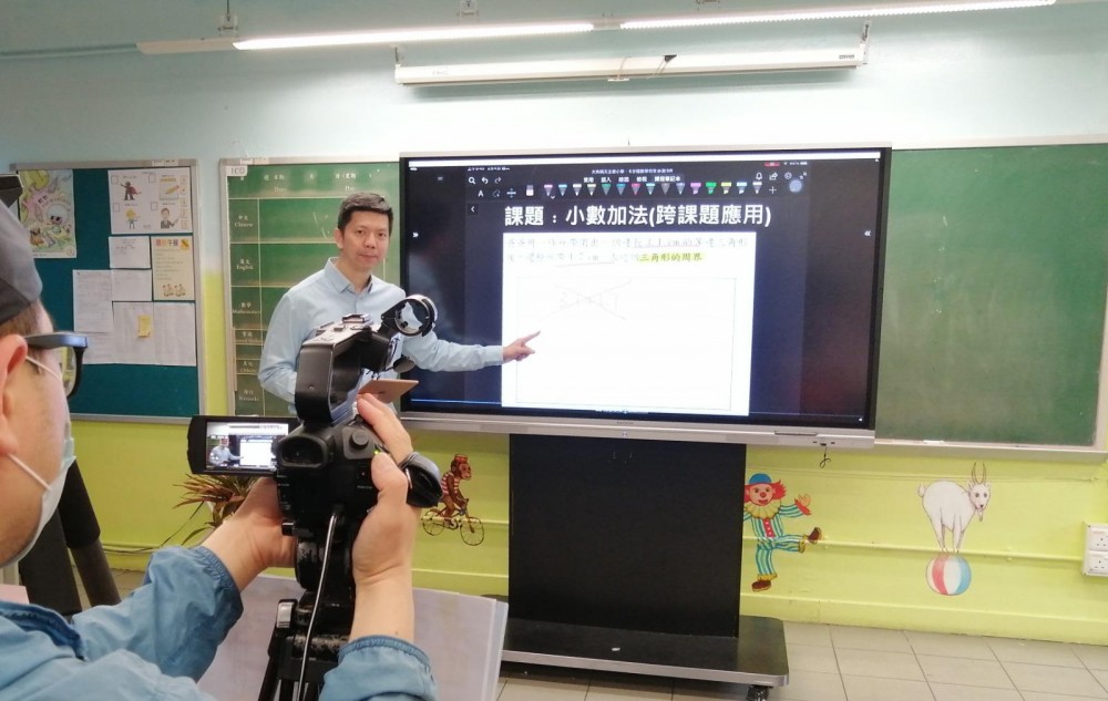 學校同時直播課堂,讓學生可以提問。